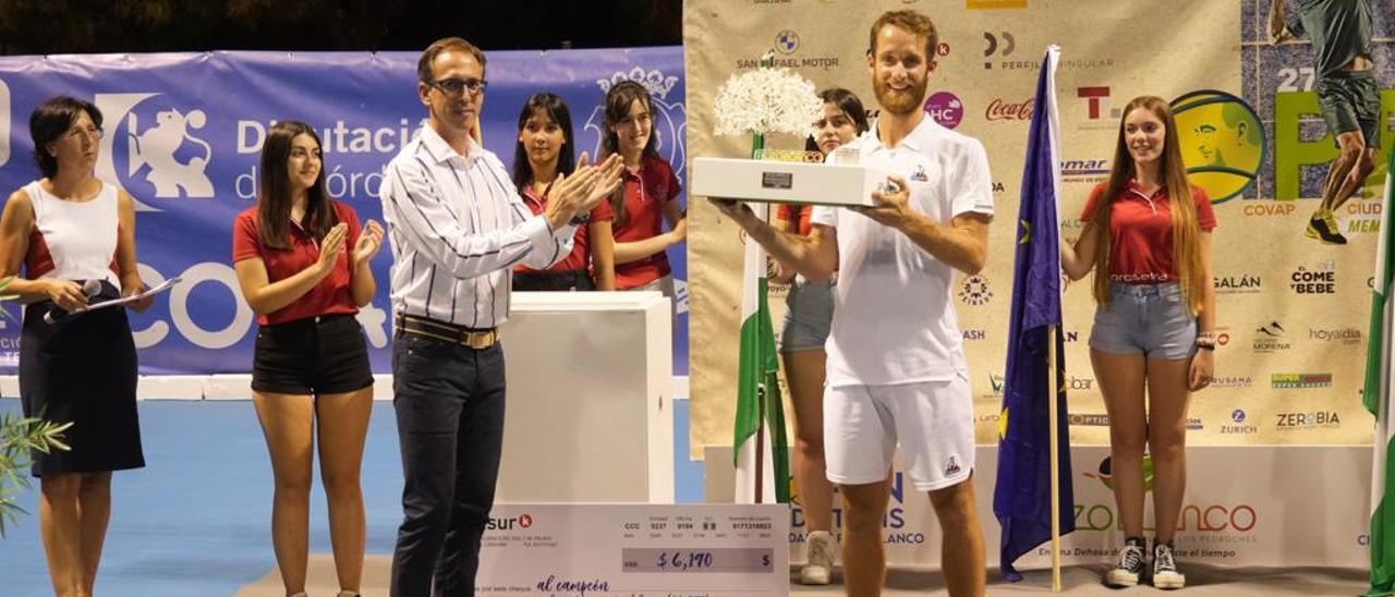 El francés Constant Lestienne recibe el trofeo de manos del alcalde de Pozoblanco, Santiago Cabello.