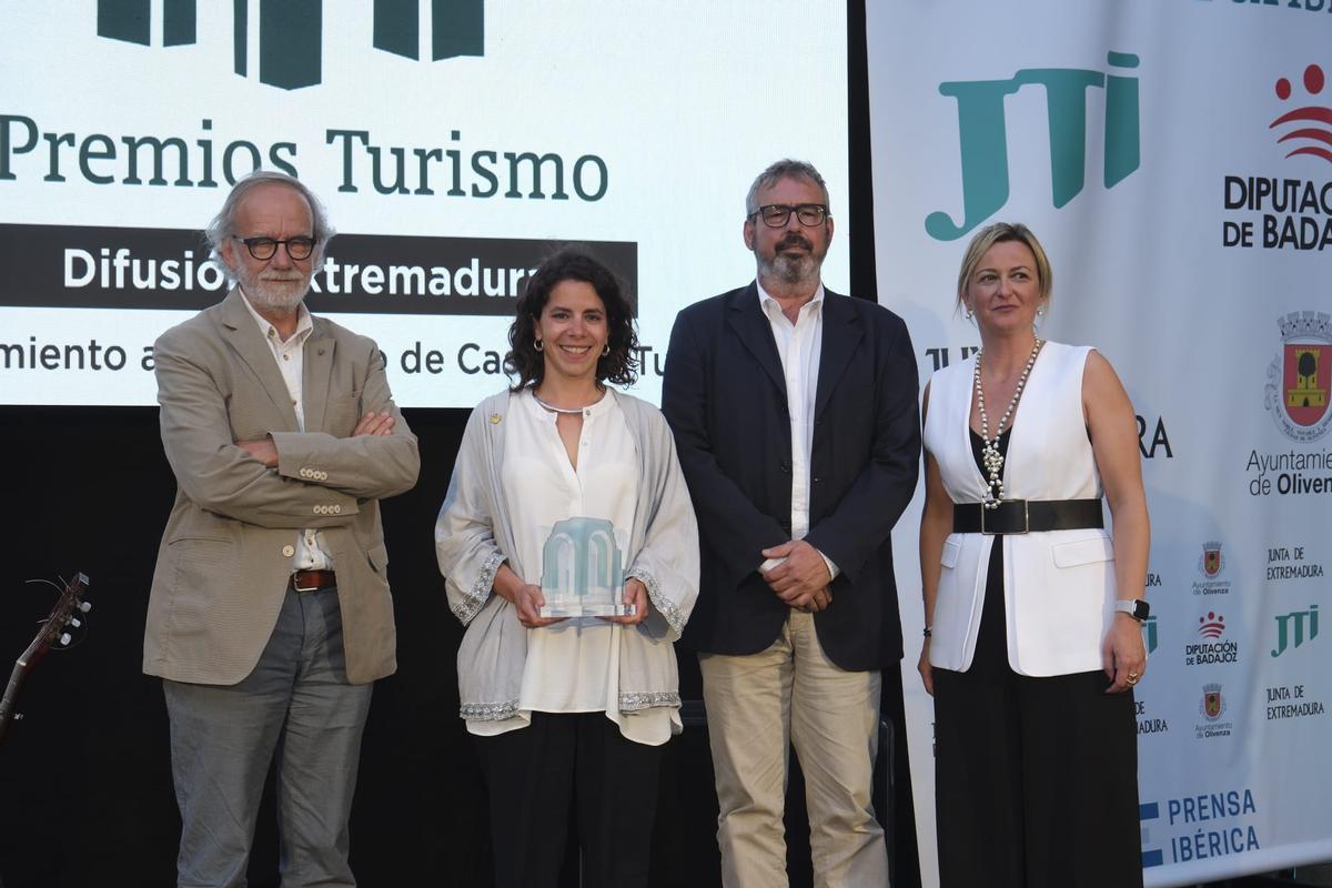 Pedro Mateos, director del Instituto de Arqueología de Mérida, Esther Rodríguez y Sebastián Celestino, arqueólogos de este mismo instituto reciben el galardón de manos de la presidenta de la Asamblea de Extremadura, Blanca Martín