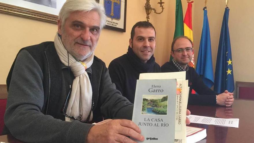 Por la izquierda, Fernando Comas, José Manuel González y el director de la Casa de Cultura, Antonio de Luis Solar, ayer, durante la presentación del acto de homenaje a Elena Garro en Cangas de Onís.