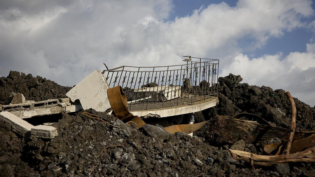 Archivo - Destrozos cercanos a la vía LP-213, de la carretera de Puerto Naos, a 24 de febrero de 2022, en Puerto Naos, La Palma, Canarias (España). La LP-213 une el núcleo urbano de Los Llanos de Aridane con Tajuya, Todoque y Puerto Naos, zonas visiblemen