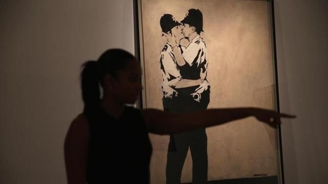 El mural de Banksy, expuesto en Miami antes de su subasta.