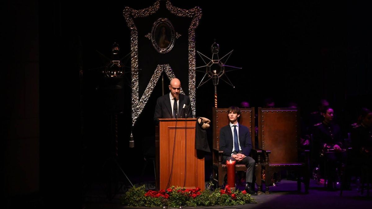 Francisco Tomás Cerezo Vacas pronuncia el Pregón del Costalero ante la atenta mirada de su hijo Javier, este domingo, en el teatro López de Ayala.