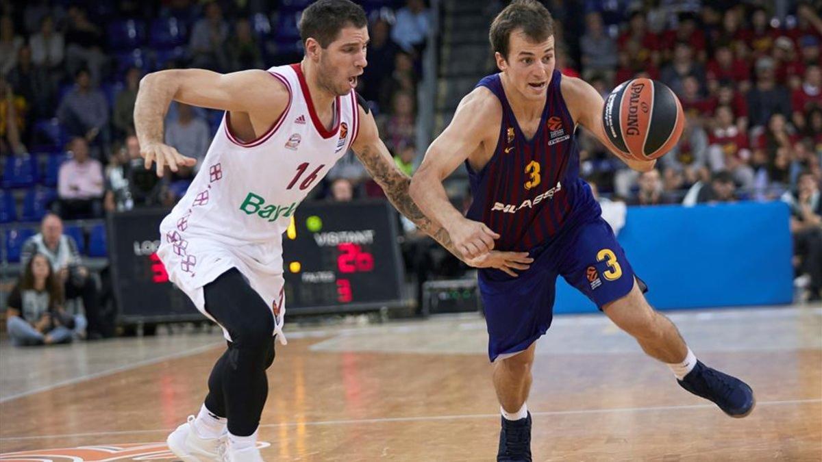 Kevin Pangos, defendido por el serbio Stefan Jovic