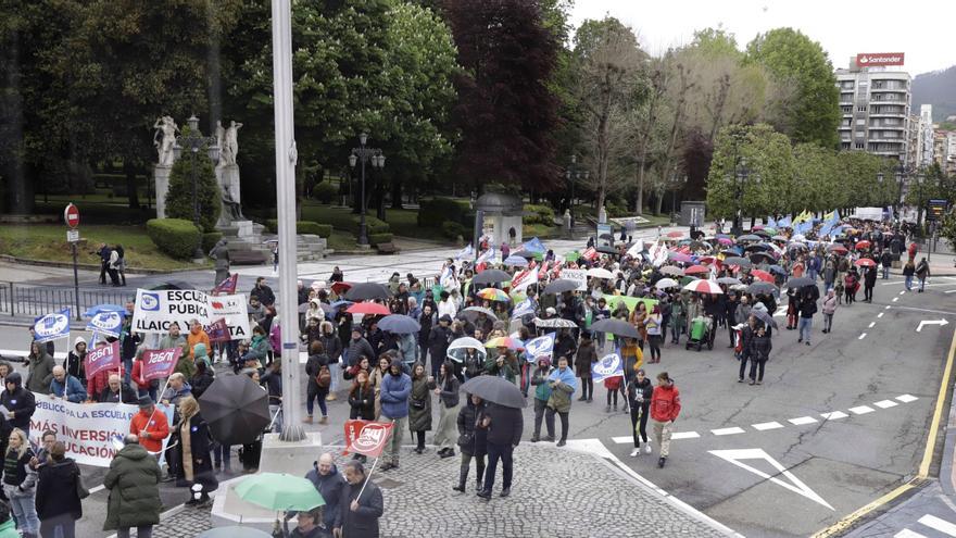 La defensa de la enseñanza pública toma Oviedo: &quot;La huelga está sobre la mesa&quot;