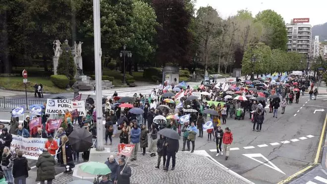 La defensa de la enseñanza pública toma Oviedo: "La huelga está sobre la mesa"