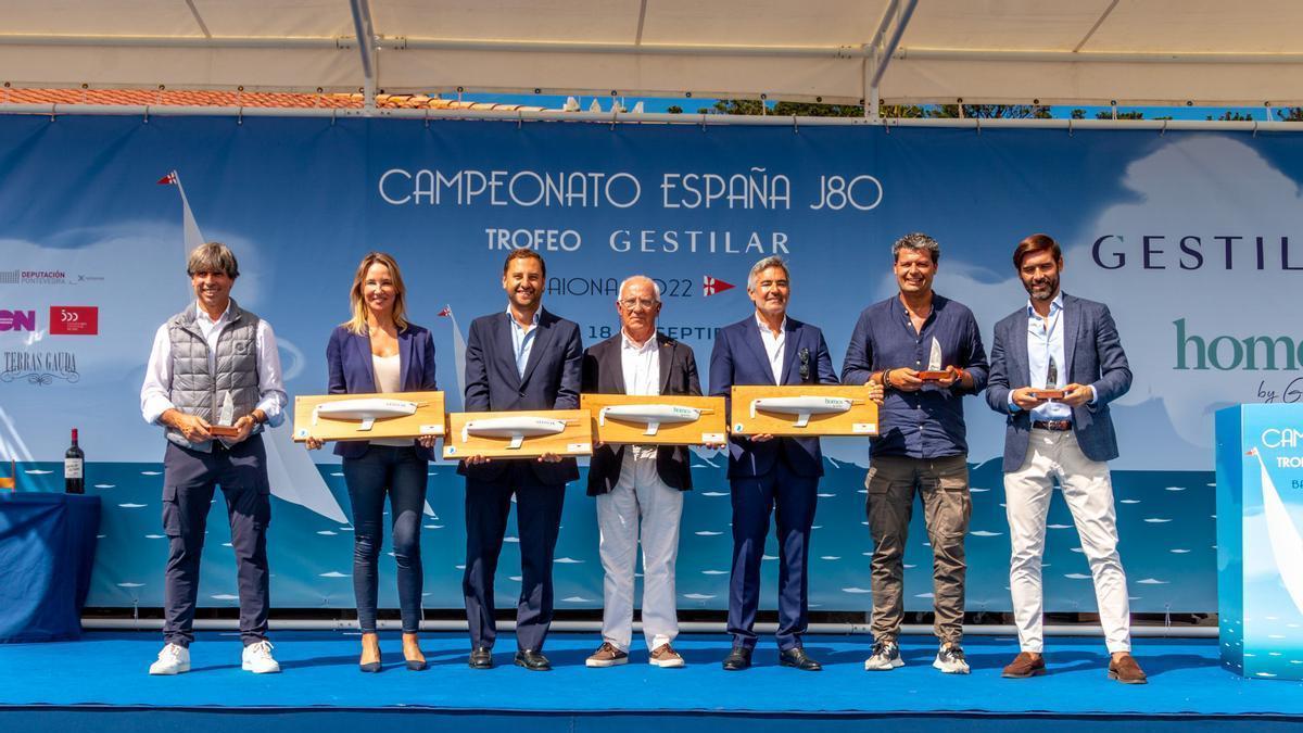 Foto de familia de las autoridades participantes en la  presentación de la regata.