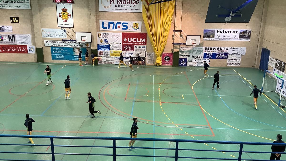 El Atlético Benavente calienta en el pabellón