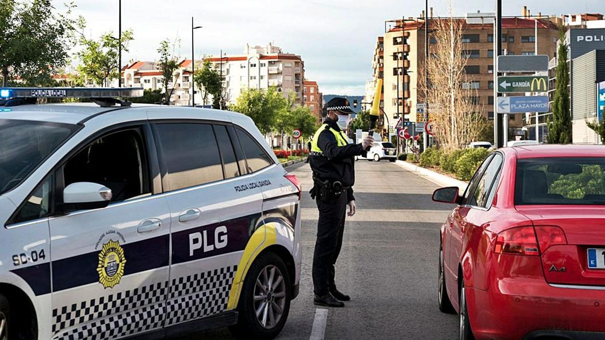 Control de la Policía Local a la entrada de Gandia, el pasado mes de abril. | RAFA ANDRÉS