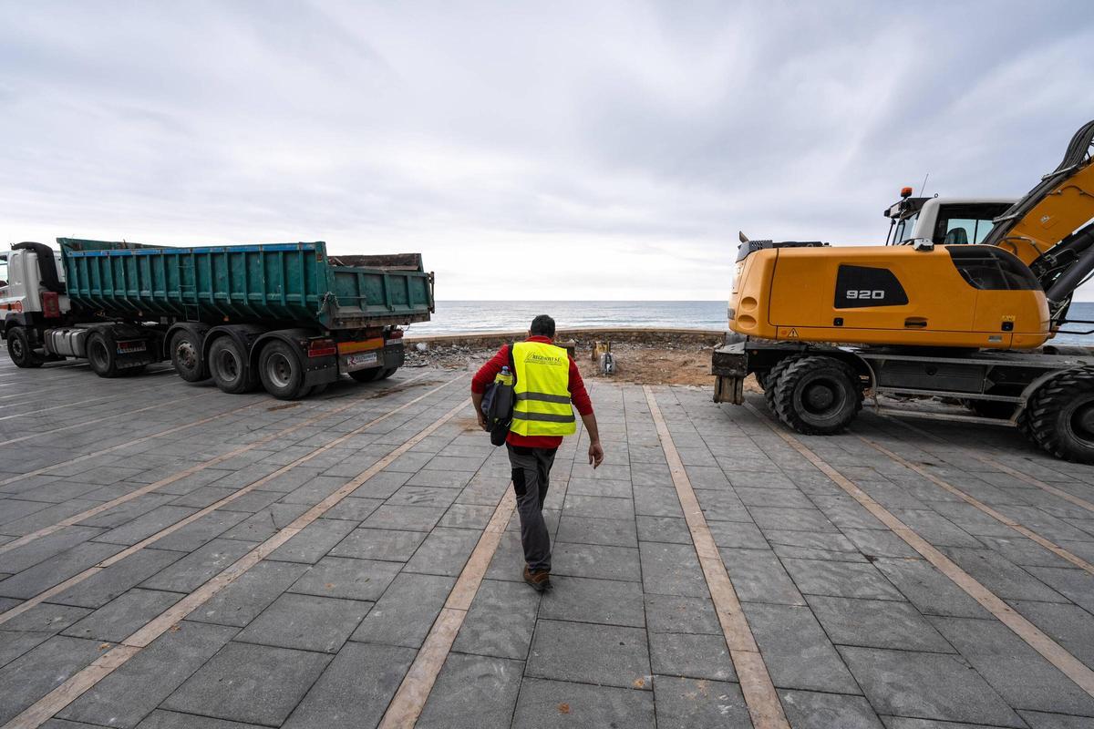 Calafell desmonta parte de su paseo marítimo para devolver espacio tomado a la playa