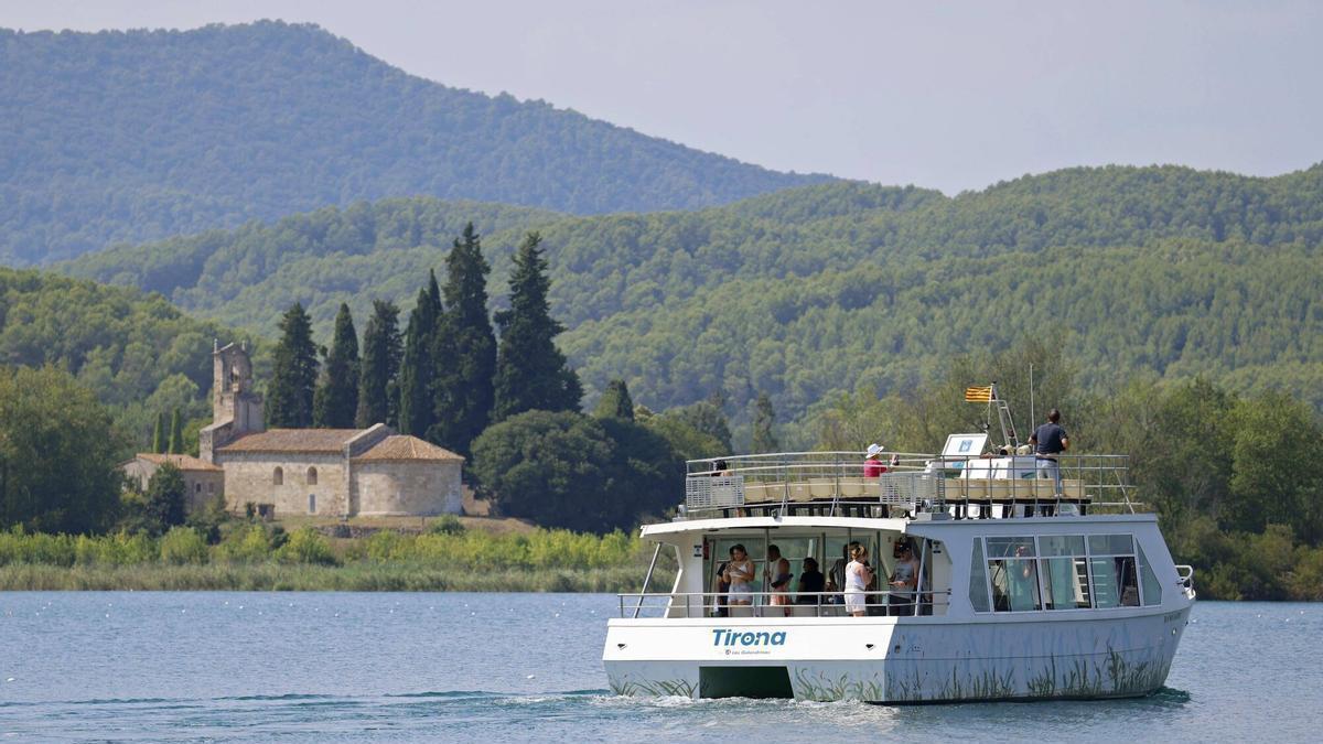 Les imatges del retorn de La Tirona a l'Estany de Banyoles