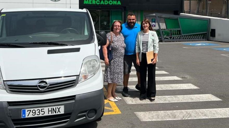 Momento de la entrega de la furgoneta de Mercadona a la Fundación Barceló. | MERCADONA