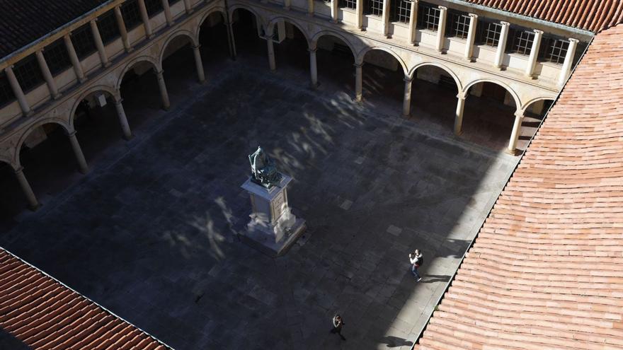 Una vista cenital del patio del edificio histórico de la Universidad de Oviedo, presidido por la estatua de su fundador, Valdés-Salas. | Luisma Murias