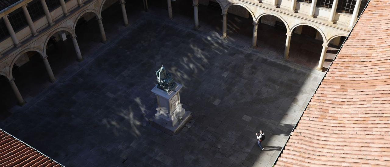 Una vista cenital del patio del edificio histórico de la Universidad de Oviedo, presidido por la estatua de su fundador, Valdés-Salas. | Luisma Murias