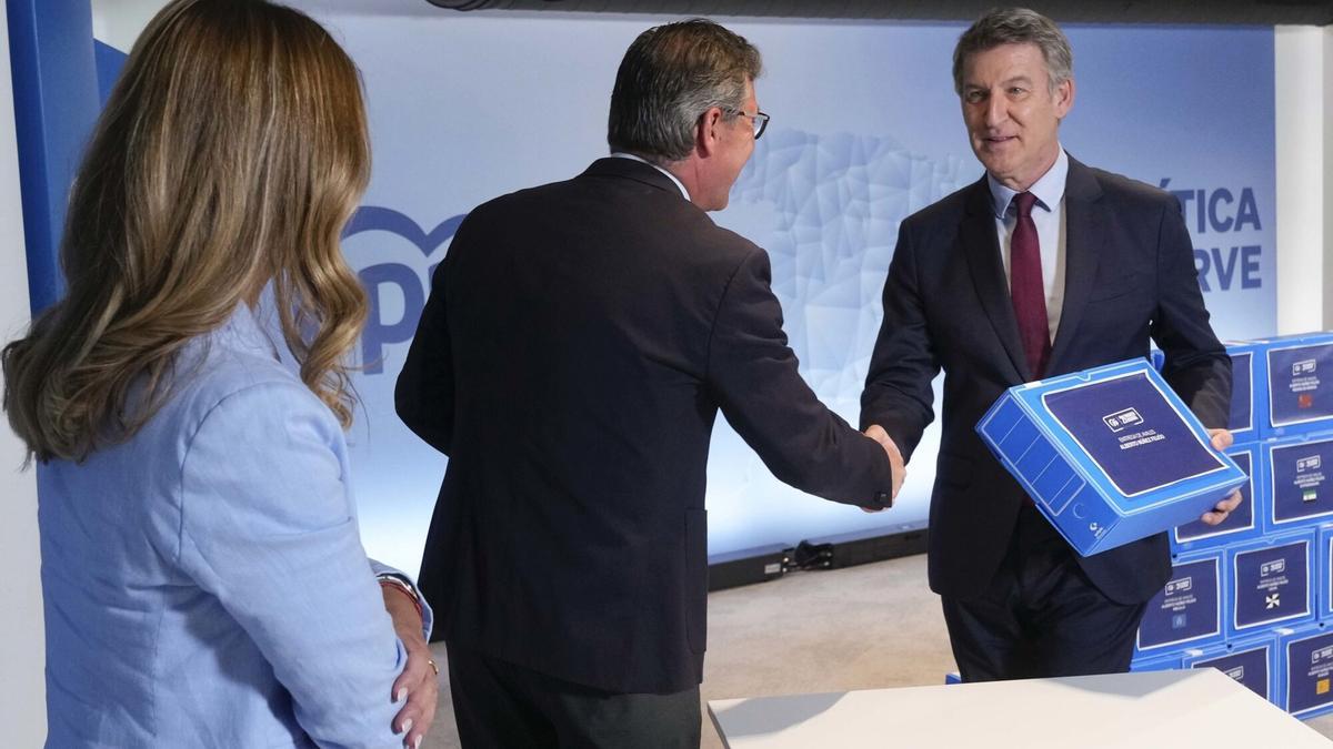 Alberto Núñez Feijóo entrega, este martes, los avales en la sede del PP.