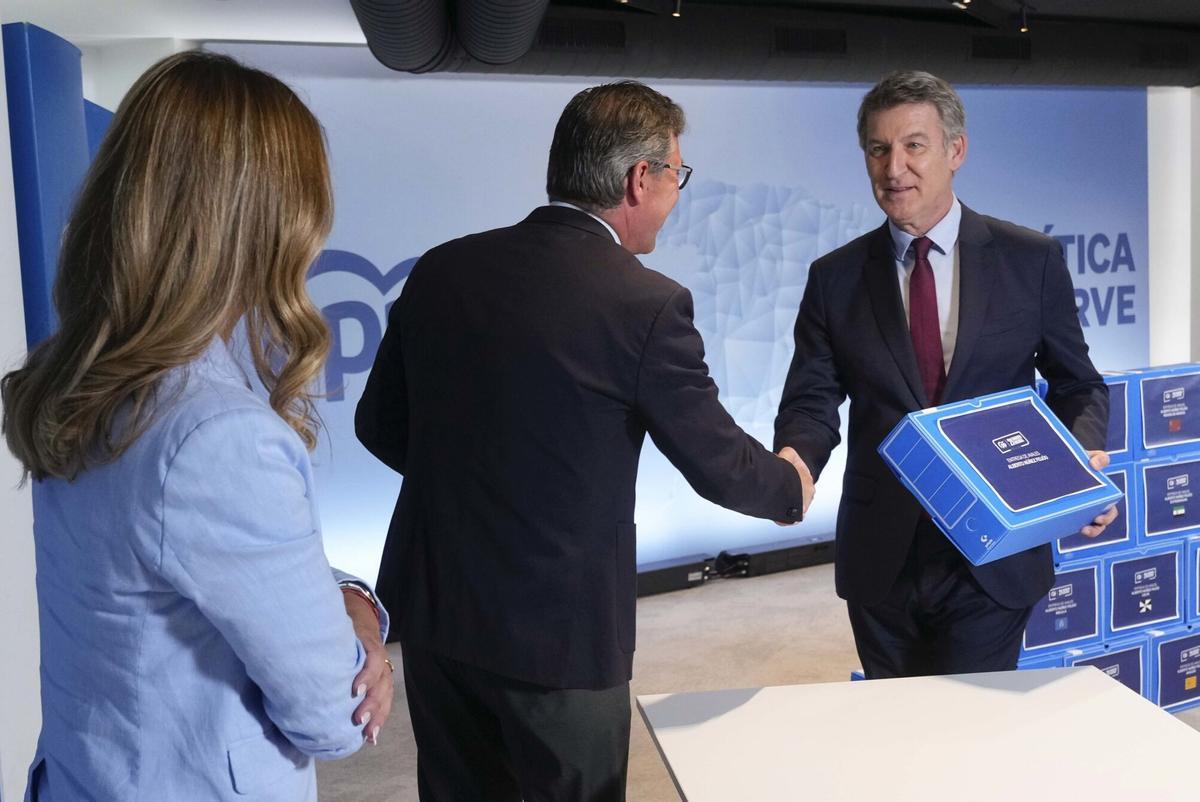 Alberto Núñez Feijóo entrega, este martes, los avales en la sede del PP.