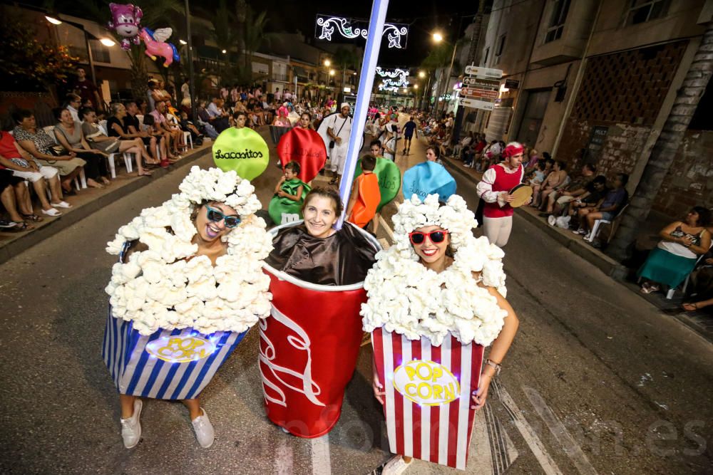 El municipio celebró su llamativa Gran Cabalgata de Disfraces dentro de los actos de las Fiestas de Agosto en honor a la Virgen de la Asunción