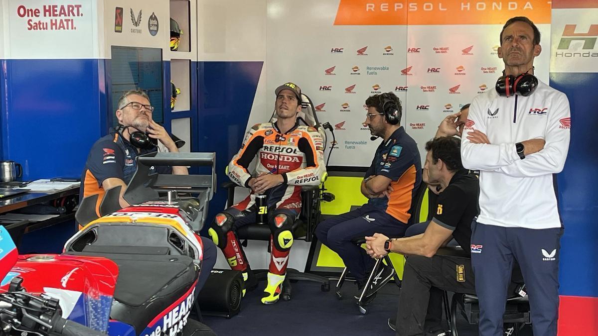 Alberto Puig, máximo responsable del Repsol Honda, hoy, en el boxe de Joan Mir.