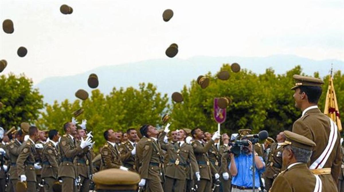 El príncep Felip presideix el lliurament de despatxos als suboficials de la 26a promoció de Talarn, el 2001. El príncep Felip presideix el lliurament de despatxos als suboficials de la 26a promoció de Talarn, el 2001.