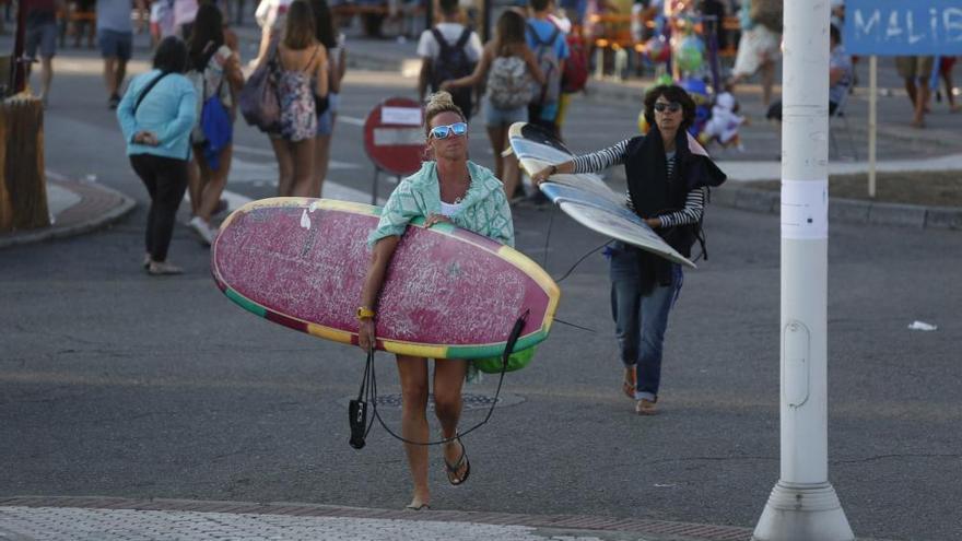 Salinas surfea en &#039;longboard&#039;