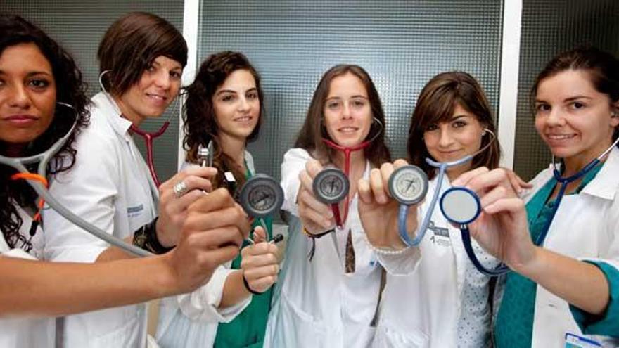 España es uno de los países que más especialidades ofrece y prácticamente el cien por cien de los estudiantes de Medicina se presenta al examen MIR para formarse los siguientes años en los hospitales.