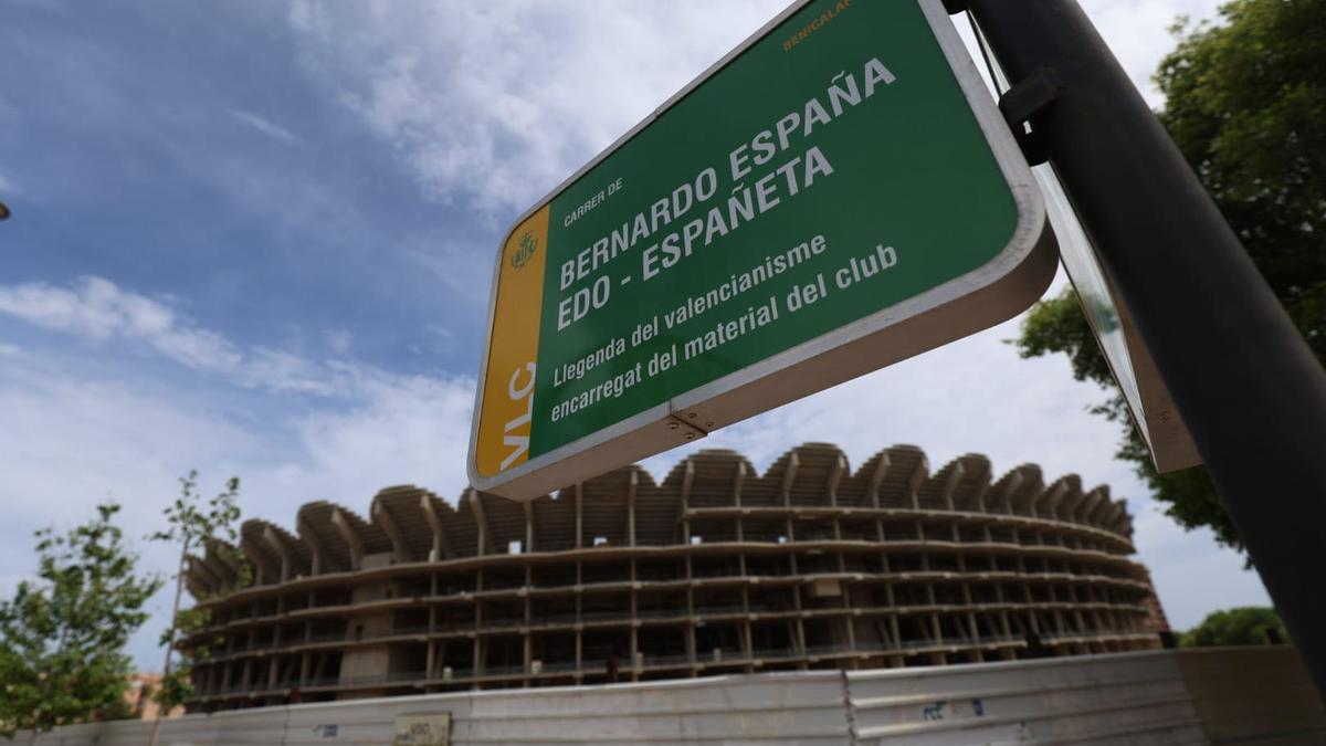 Españeta ya tiene la placa de su calle, delante del Nuevo Mestalla en obras