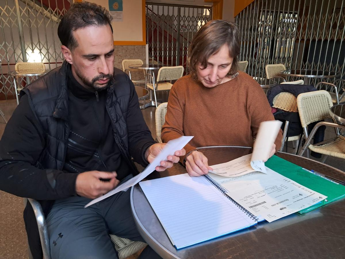 El Yassine amb l’Adela Casals repassant els papers, el maig