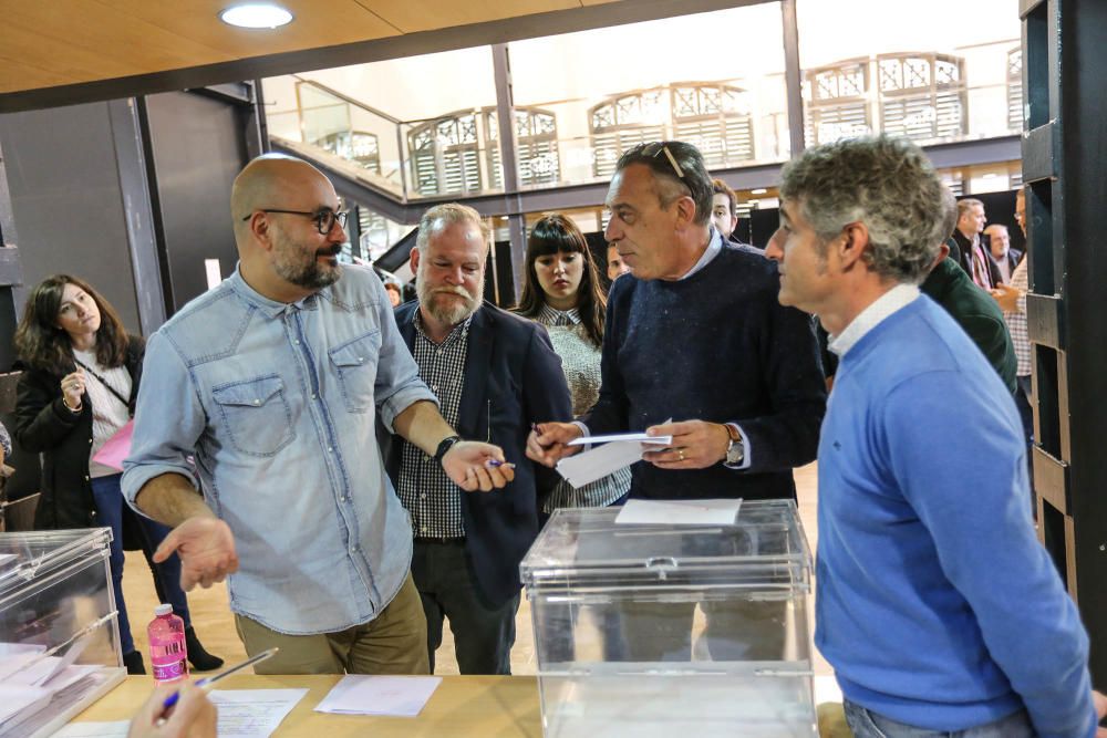 Instantes del recuento de votos en La Lonja