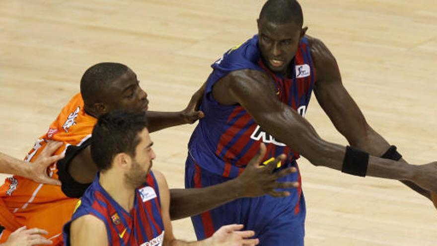 Ferrán Laviña y el pívot senegalés Saer Sené, del Fuenlabrada, luchan por la pelota ante el senegalés Ndong y el escolta Juan Carlos Navarro.