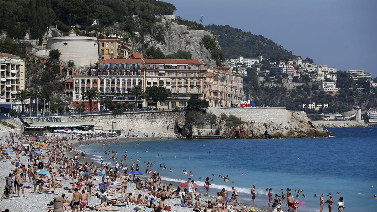 Visitantes asisten a un día de playa y sol en Niza, Francia, uno de los nuevos destinos del Aeropuerto de Sevilla