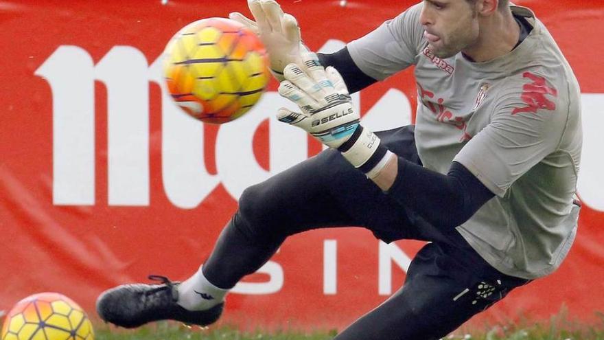 Cuéllar atrapa el balón durante el entrenamiento de ayer.