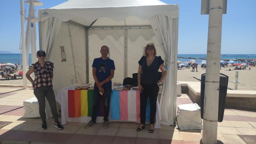 El Punto Arcoíris a pie de playa inicia las conmemoraciones del Día del Orgullo LGTBI+ en El Campello