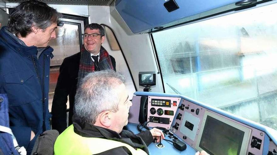 Los ministros Íñigo de la Serna y Álvaro Nadal, el pasado lunes, durante el primer viaje del tren.