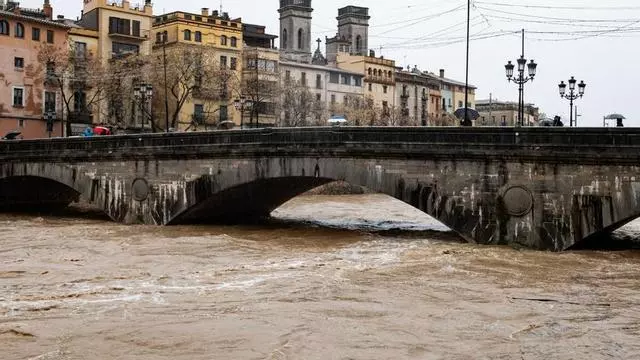 Rescate de los Bomberos en el "pont de l'aigua" de Girona y del río Ter