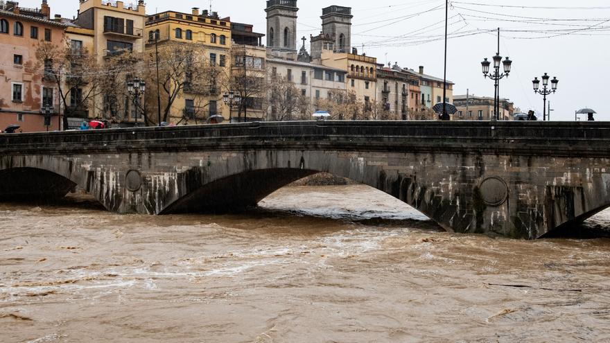 Rescate de los Bomberos en el "pont de l'aigua" de Girona y del río Ter