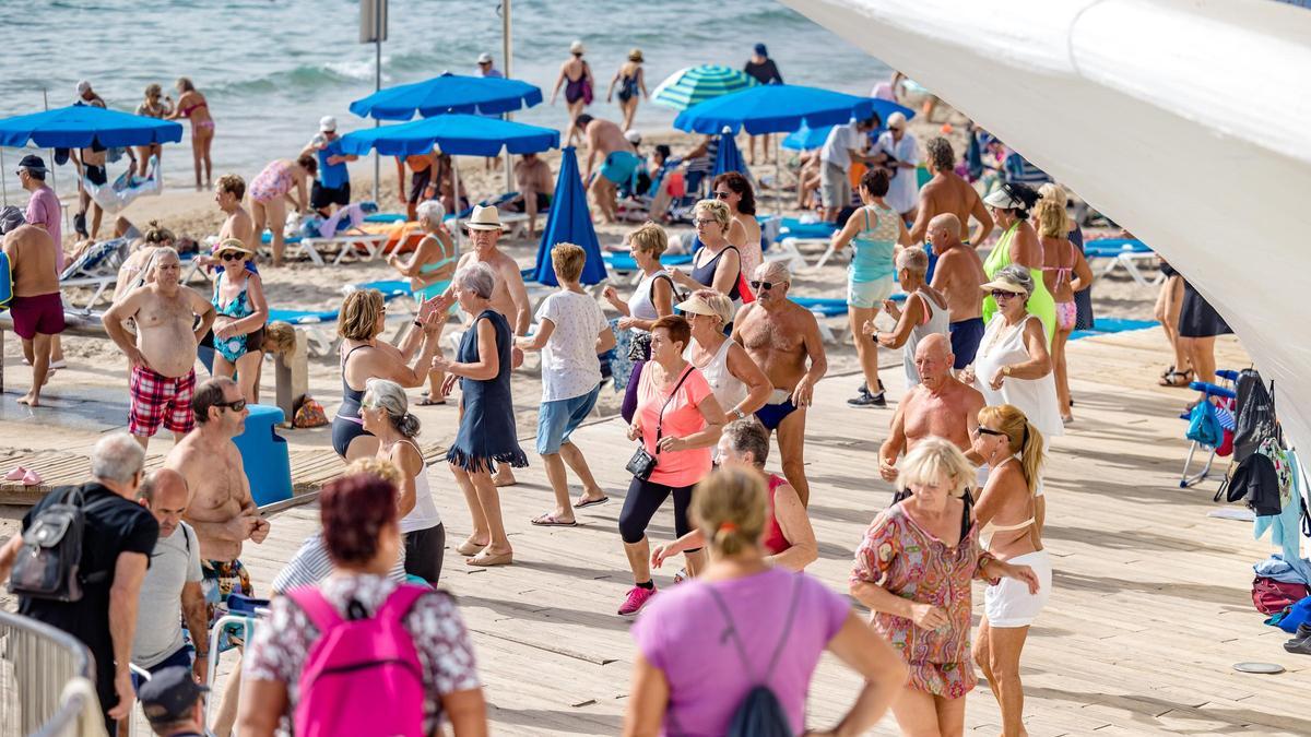 Un grupo de jubilados participando en actividades de baile en la playa de Levante de Benidorm en una foto de archivo.