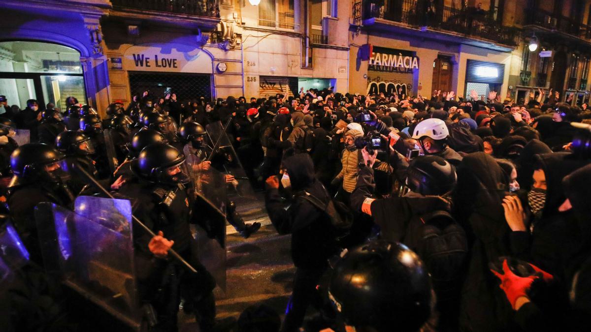 Manifestantes y Mossos d’Esquadra se encaran durante una nueva noche de protestas y alborotos.