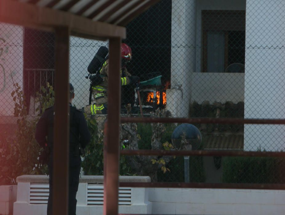 Incendio en un bungalow abandonado en urbanización Jardines de Las Huertas.