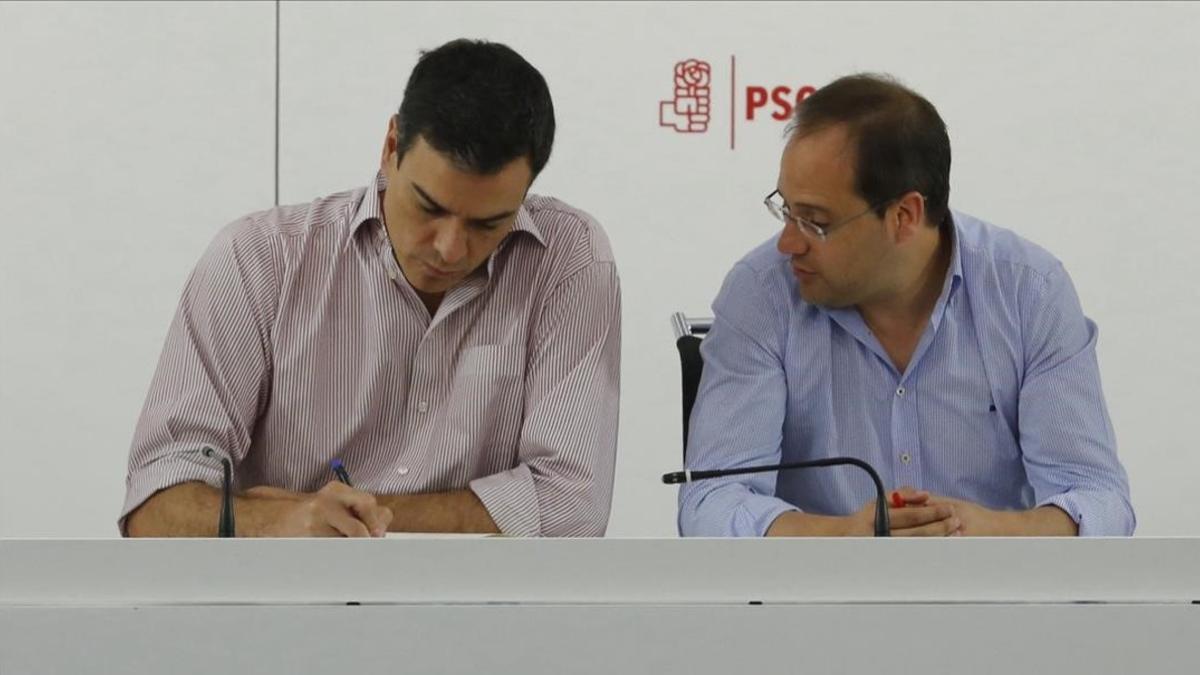 Pedro Sánchez y César Luena, este lunes durante la reunión de la ejecutiva del PSOE.