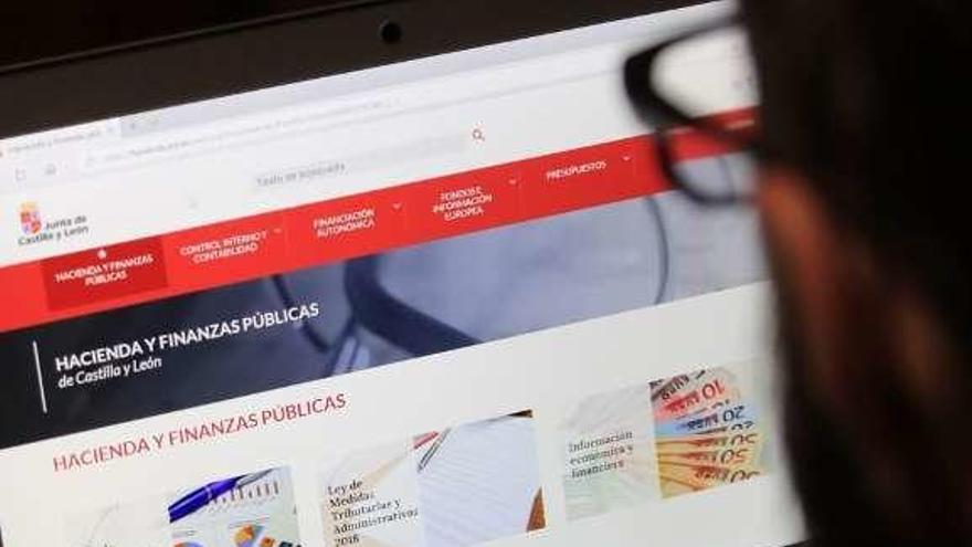 Un joven navega por la página web de la Junta.