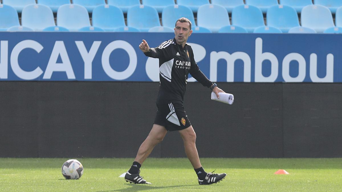 Carcedo da instrucciones durante el entrenamiento de este lunes en La Romareda.