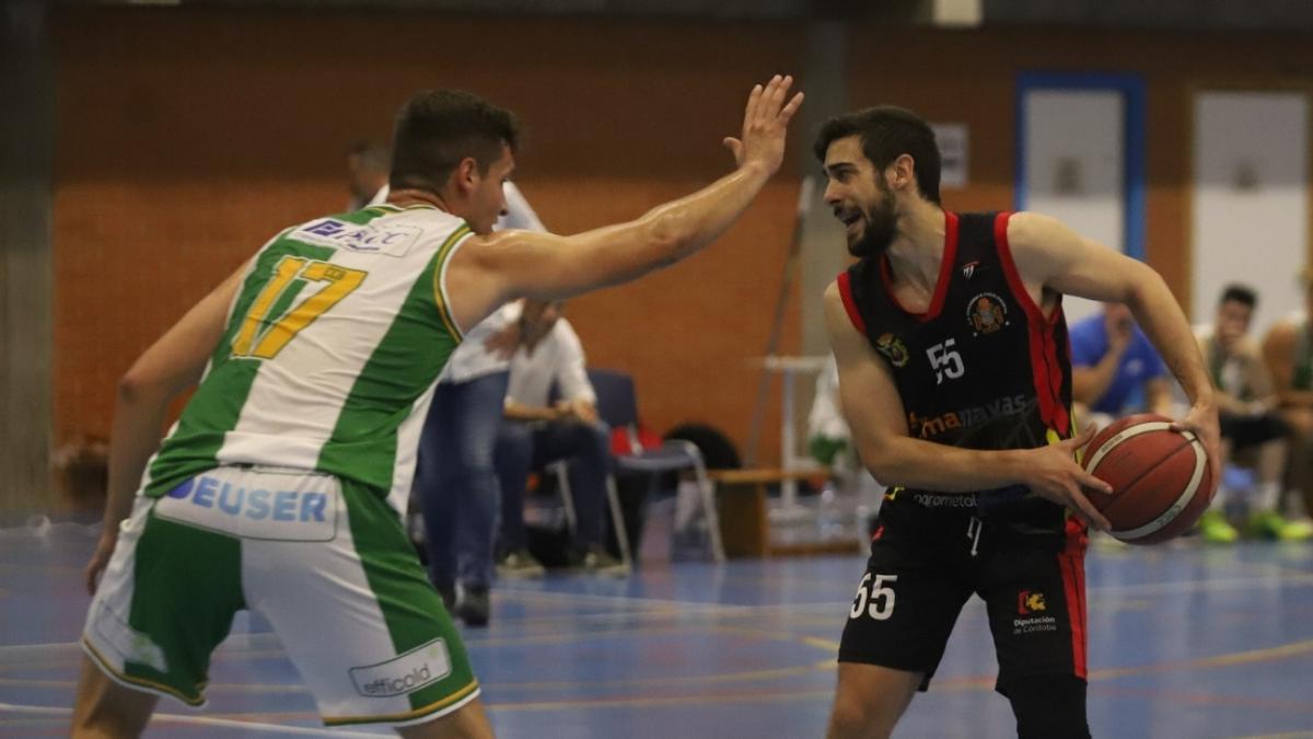 Luis Rodríguez (Peñarroya) controla el balón.