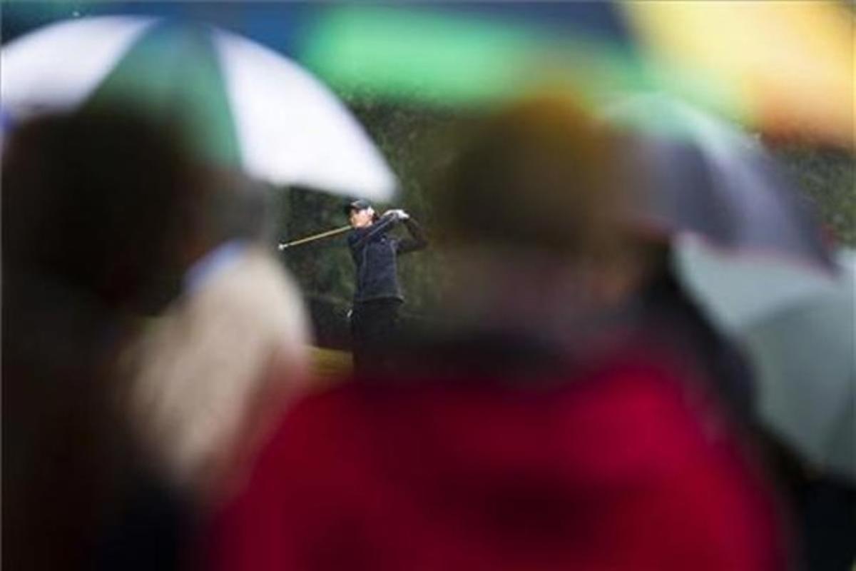 El nord-americà Michelle Wie porta a terme el seu segon cop en el setè forat durant el torneig de golf Evian Masters, a França.