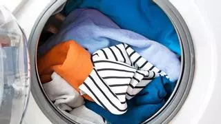 Lavar la ropa del derecho o del revés en la lavadora: expertos en limpieza aclaran cómo hay ponerla (y la razón es muy lógica)