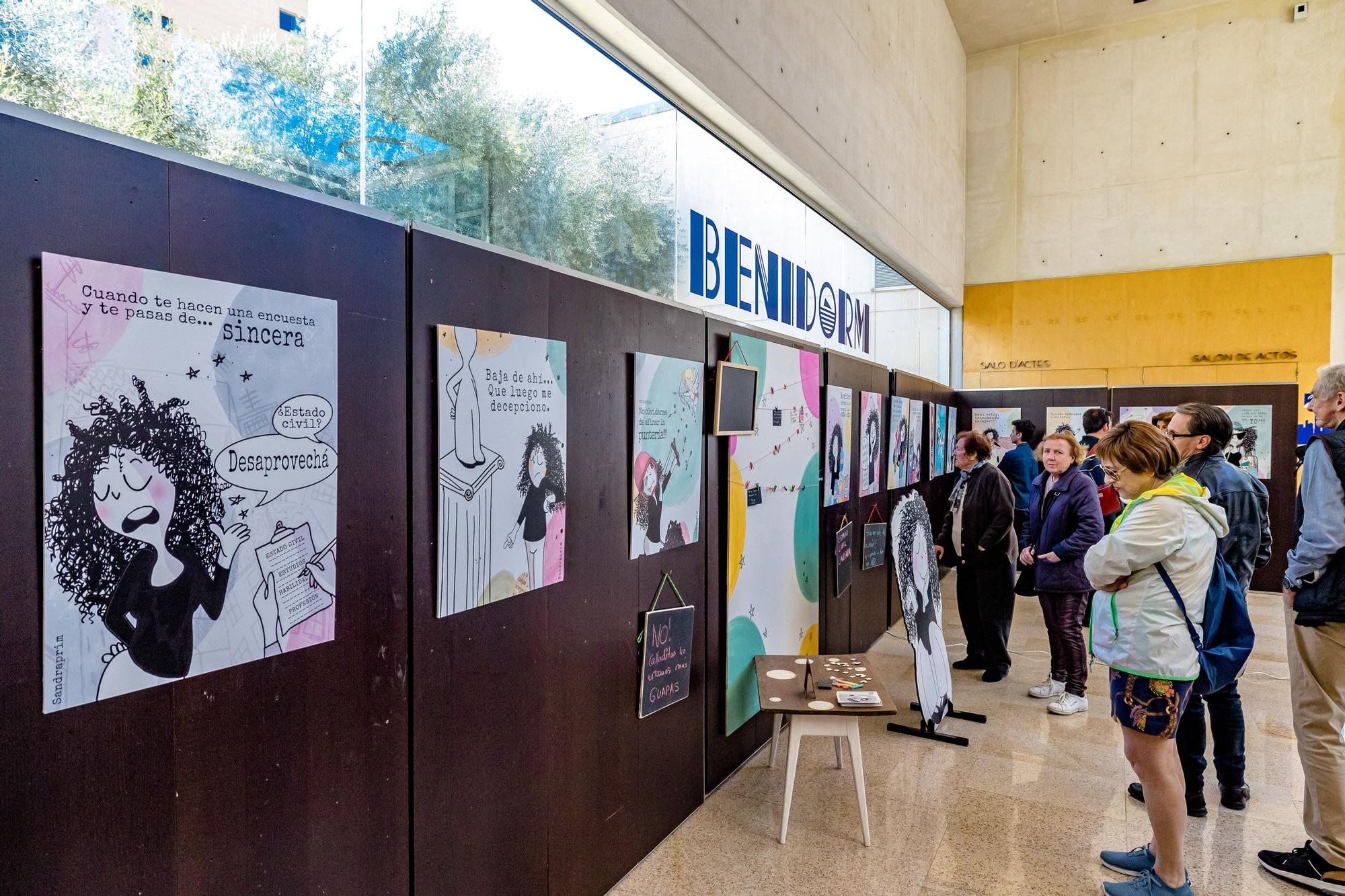 Pancartas en la calle y arte hecho por mujeres para conmemorar el 8M en Benidorm