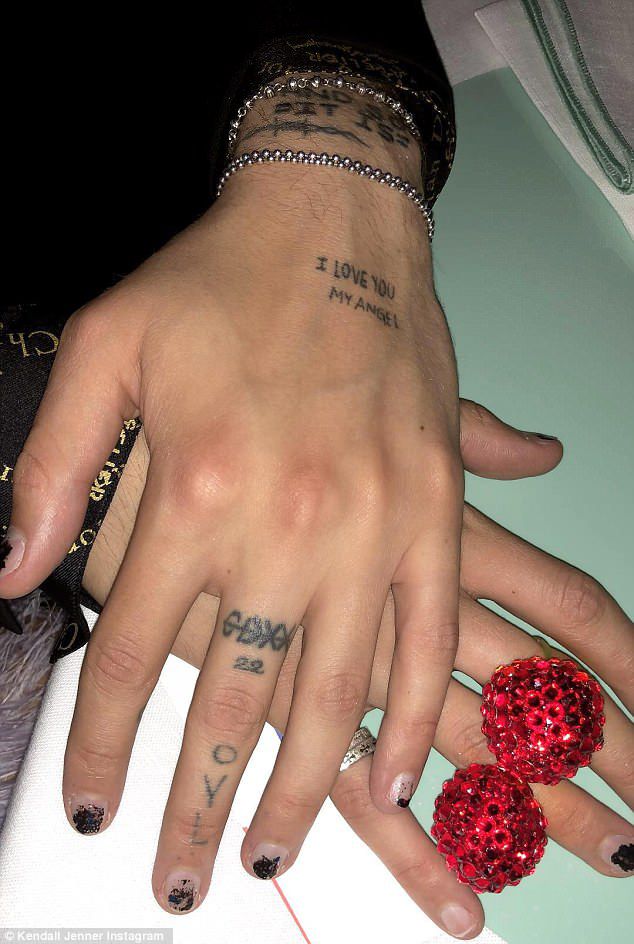 La mano de Kendall y de su chico