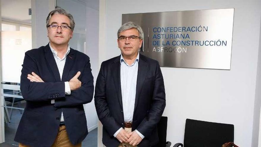 Pablo González y Mariano Marín, en el vestíbulo de la sede gijonesa de CAC-Asprocon.