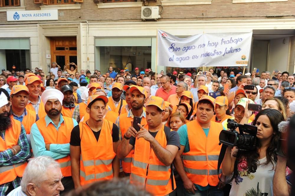 Gran protesta de los agricultores frente a la CHS