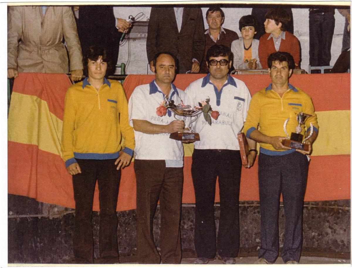 En el centro, Desiderio Díaz y Otilio López, campeones por parejas en un torneo de la época.