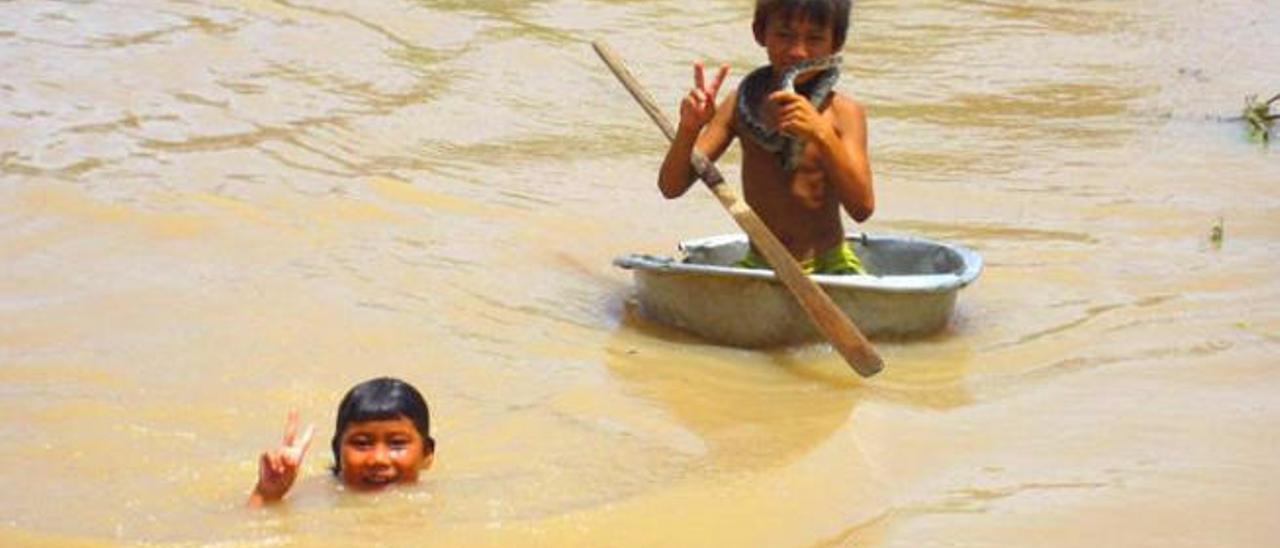 Niños camboyanos disfrutan de un baño en las inmediaciones del templo.