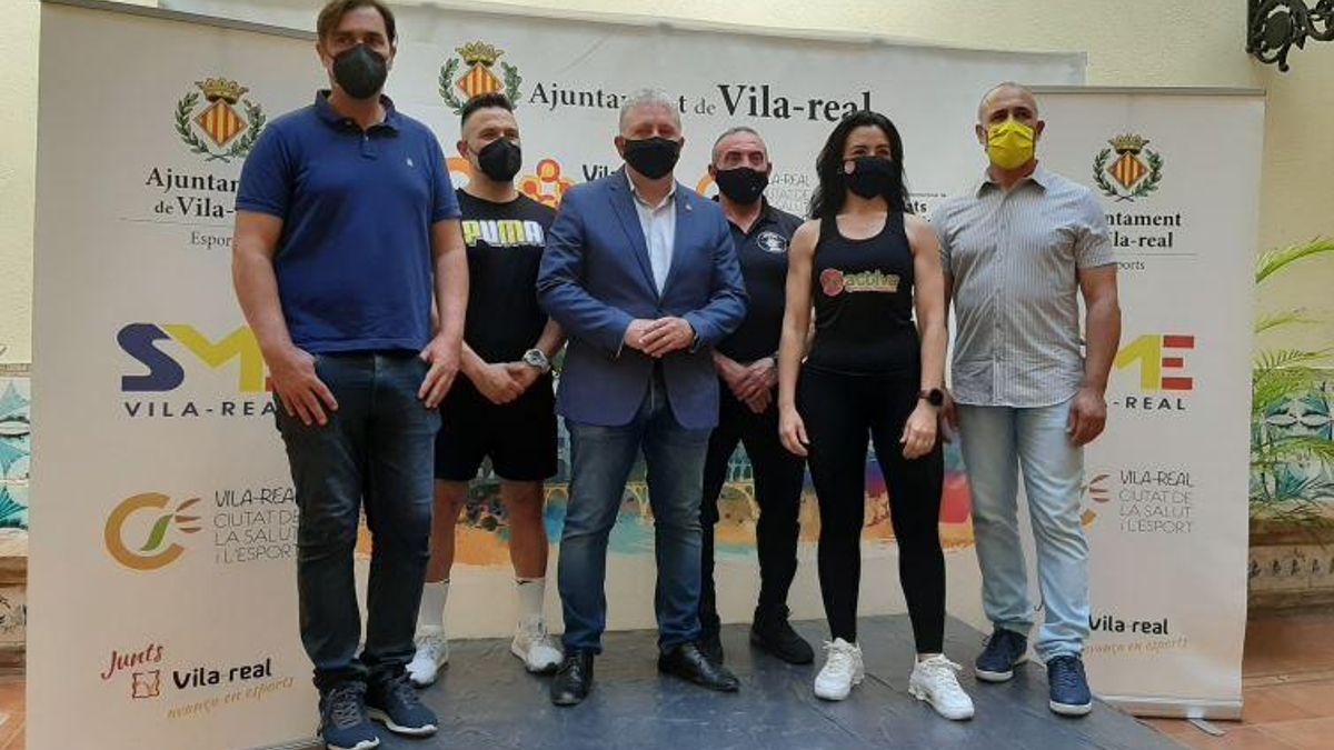 El edil de Deportes de Vila-real, Javier Serralvo, junto a los responsables de los cinco gimnasios de la ciudad que participan en la iniciativa de deporte al aire libre.